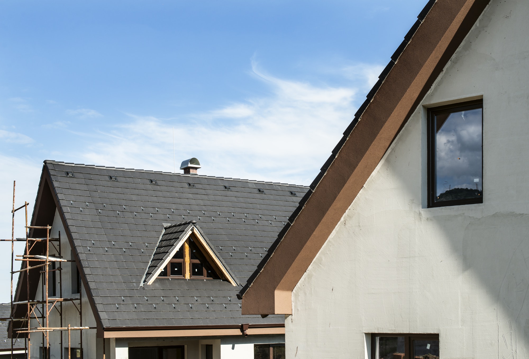 Laying roof tiles